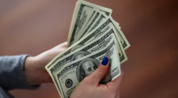 تراجع سعر الدولار أمام الدينار الليبي في السوق السوداء خلال تعاملات الجمعة